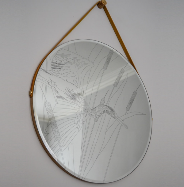 Cermin Berbentuk Lingkaran dengan Bingkai Berukir